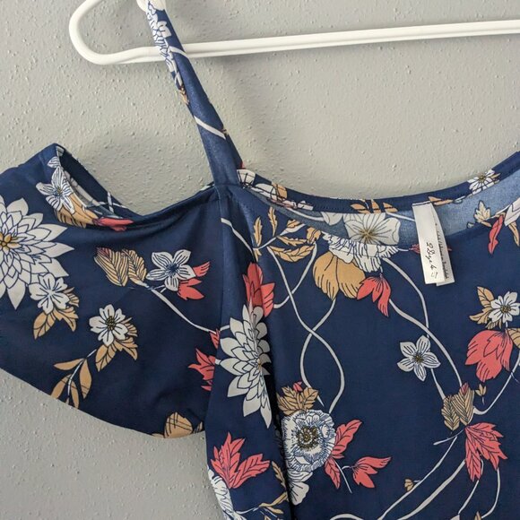 Cold shoulder dress - Picture 2 of 4